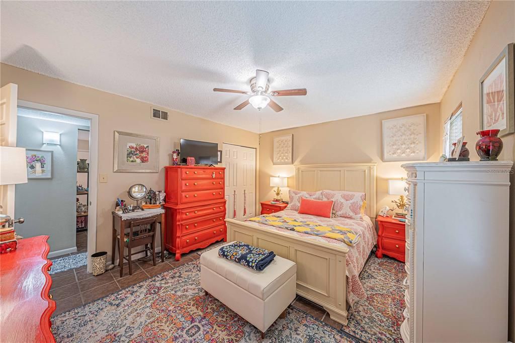 Под контрактом: $105,000 (1 спален, 1 ванн, 672 Квадратных фут)