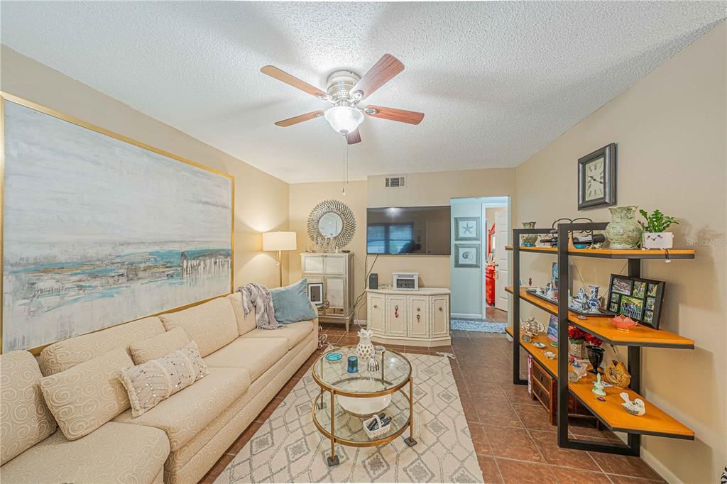 Под контрактом: $105,000 (1 спален, 1 ванн, 672 Квадратных фут)