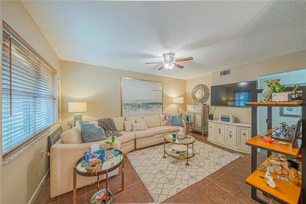 Под контрактом: $105,000 (1 спален, 1 ванн, 672 Квадратных фут)