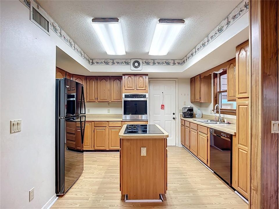 Active With Contract: $699,000 (3 beds, 2 baths, 2216 Square Feet)