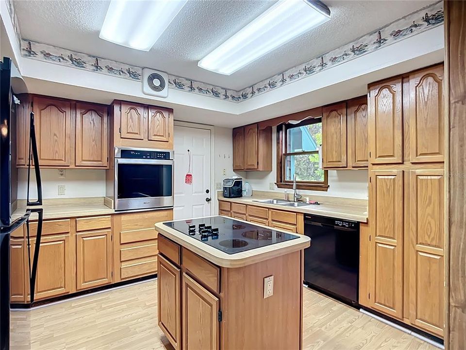 Active With Contract: $699,000 (3 beds, 2 baths, 2216 Square Feet)