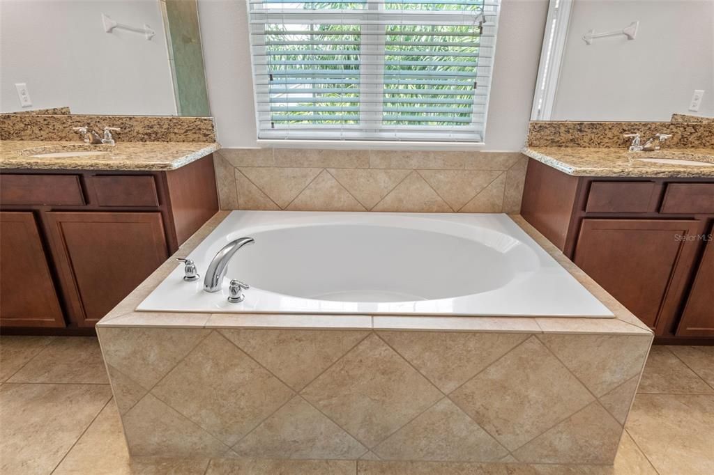 Под контрактом: $624,999 (5 спален, 4 ванн, 3497 Квадратных фут)