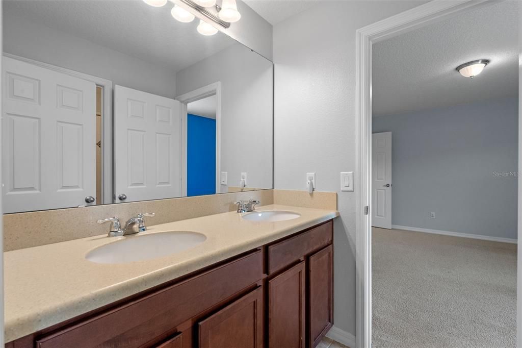 Под контрактом: $624,999 (5 спален, 4 ванн, 3497 Квадратных фут)