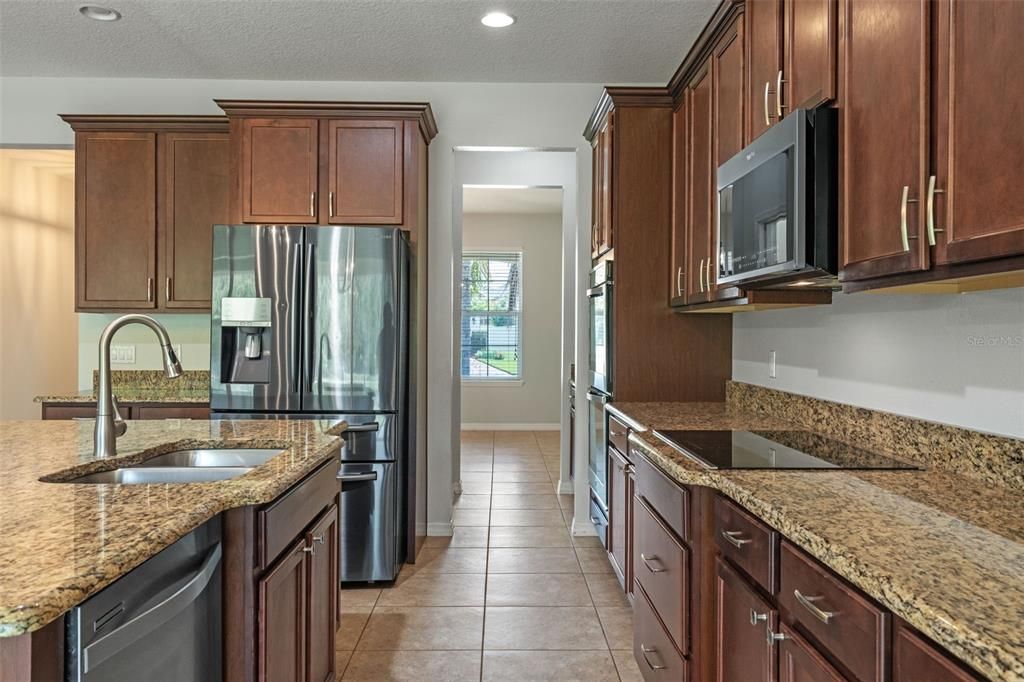 Под контрактом: $624,999 (5 спален, 4 ванн, 3497 Квадратных фут)