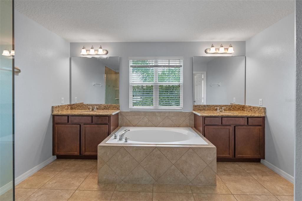 Под контрактом: $624,999 (5 спален, 4 ванн, 3497 Квадратных фут)