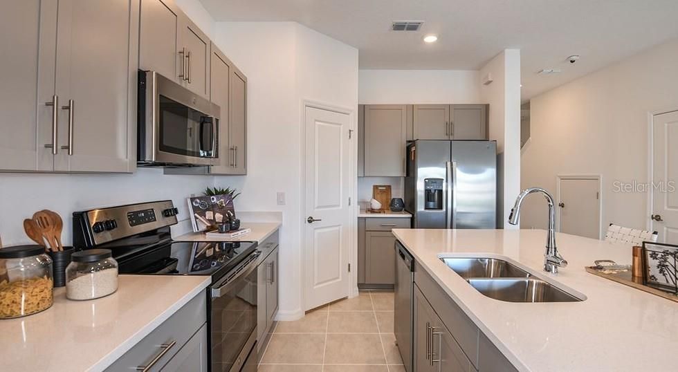 Active With Contract: $316,220 (3 beds, 2 baths, 1373 Square Feet)