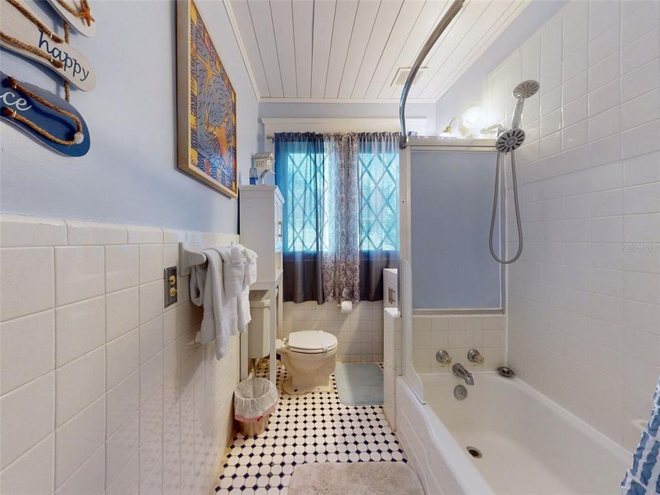 For Sale: $999,000 (6 beds, 6 baths, 2966 Square Feet)