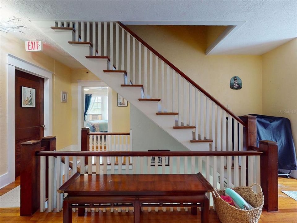 For Sale: $999,000 (6 beds, 6 baths, 2966 Square Feet)