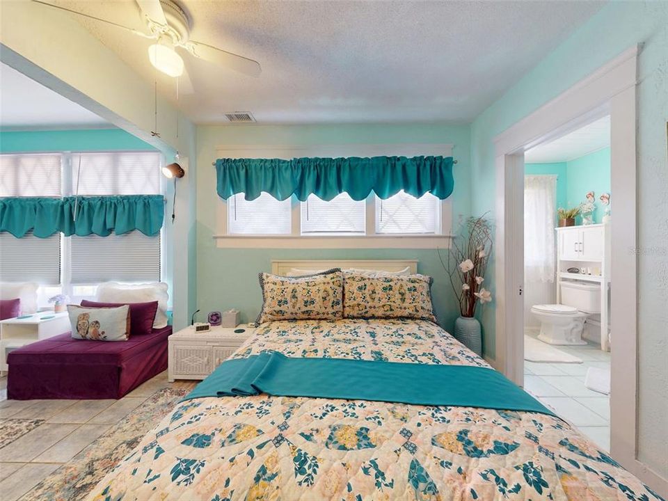 For Sale: $999,000 (6 beds, 6 baths, 2966 Square Feet)