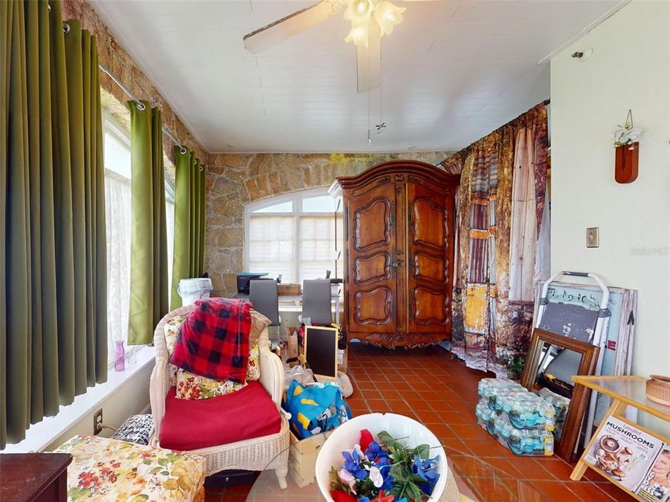 For Sale: $999,000 (6 beds, 6 baths, 2966 Square Feet)