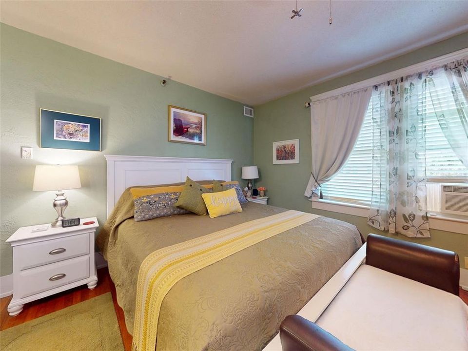 For Sale: $999,000 (6 beds, 6 baths, 2966 Square Feet)