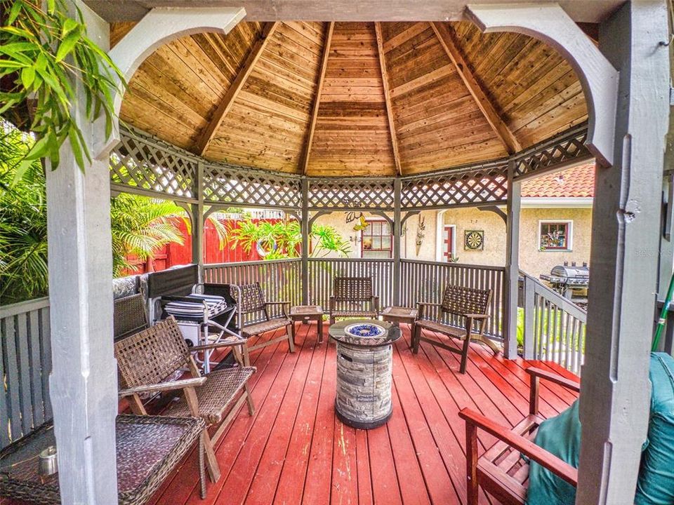 For Sale: $999,000 (6 beds, 6 baths, 2966 Square Feet)