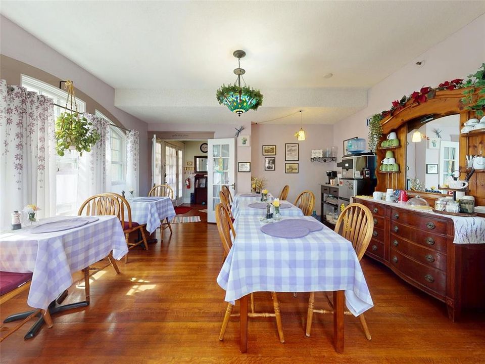 For Sale: $999,000 (6 beds, 6 baths, 2966 Square Feet)