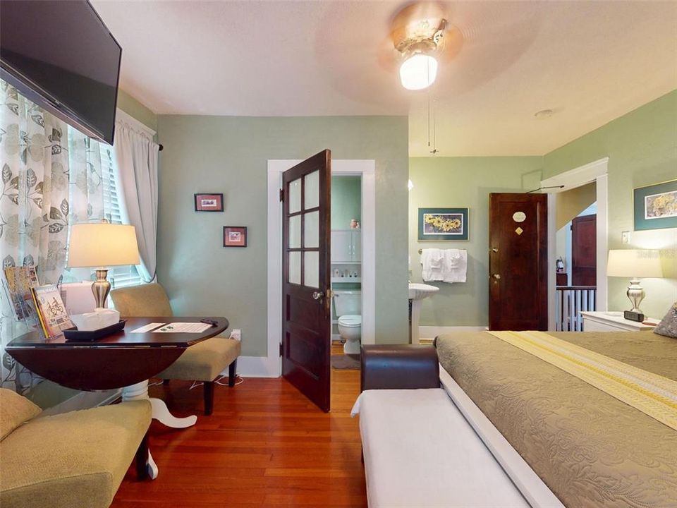 For Sale: $999,000 (6 beds, 6 baths, 2966 Square Feet)