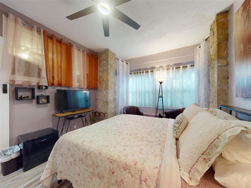 For Sale: $999,000 (6 beds, 6 baths, 2966 Square Feet)