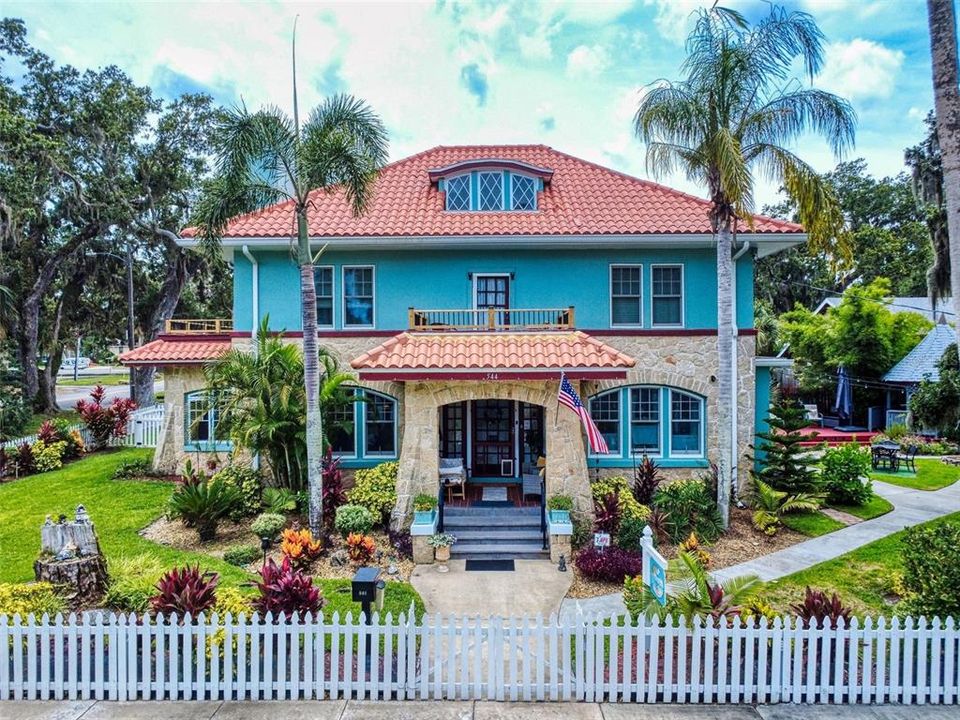 For Sale: $999,000 (6 beds, 6 baths, 2966 Square Feet)