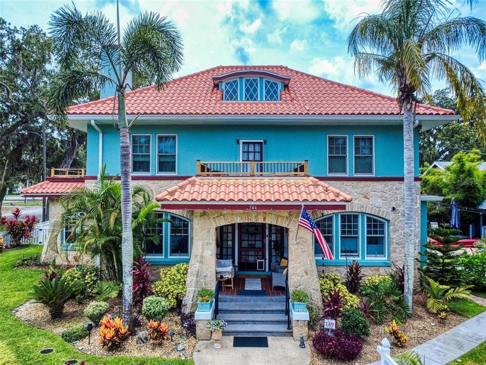 For Sale: $999,000 (6 beds, 6 baths, 2966 Square Feet)