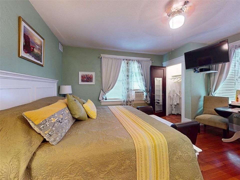 For Sale: $999,000 (6 beds, 6 baths, 2966 Square Feet)