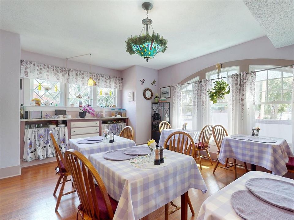 For Sale: $999,000 (6 beds, 6 baths, 2966 Square Feet)