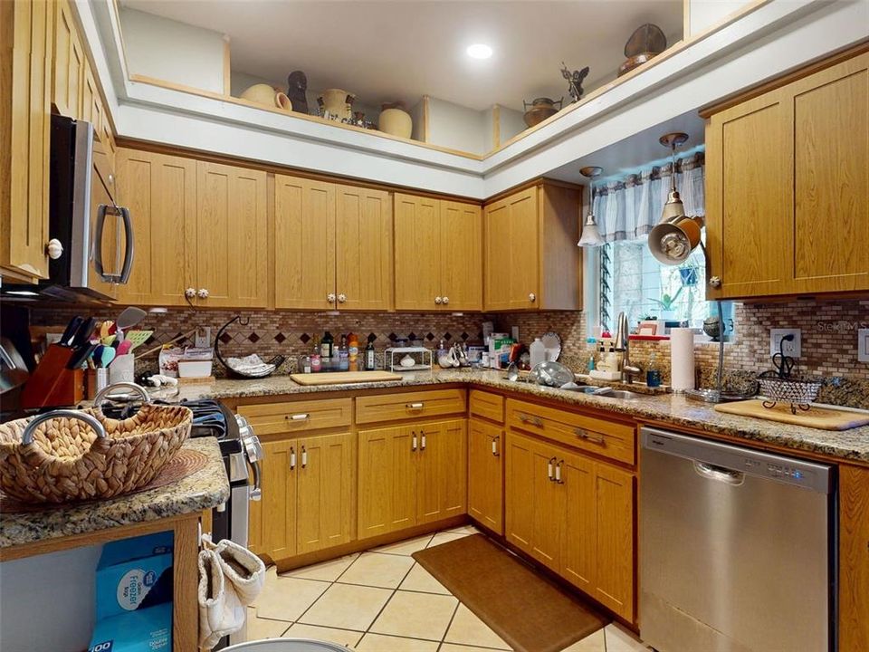 For Sale: $999,000 (6 beds, 6 baths, 2966 Square Feet)