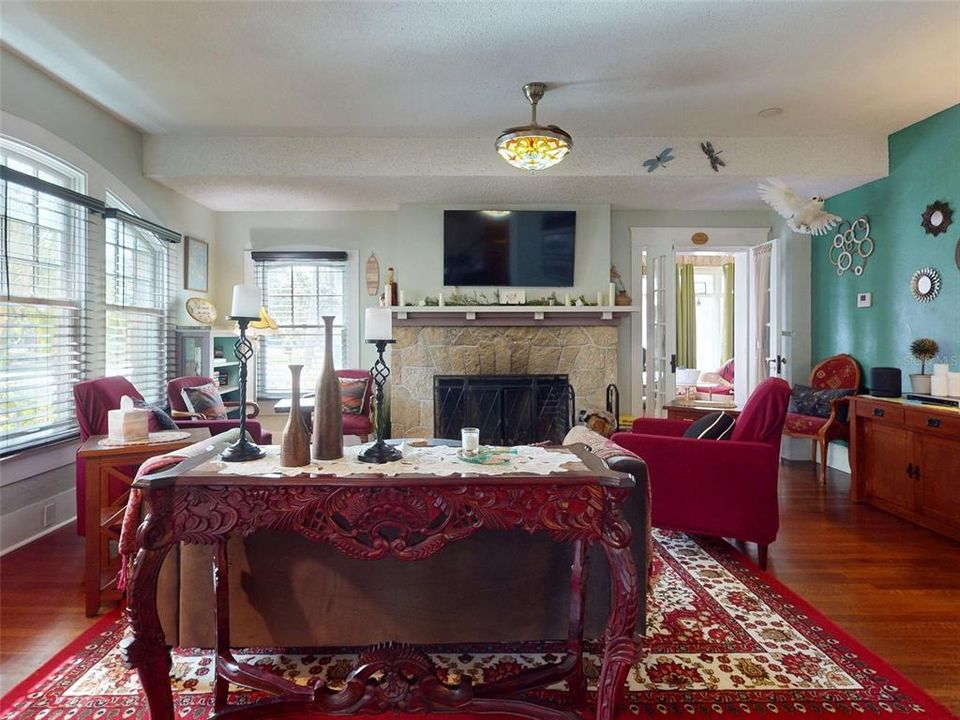 For Sale: $999,000 (6 beds, 6 baths, 2966 Square Feet)