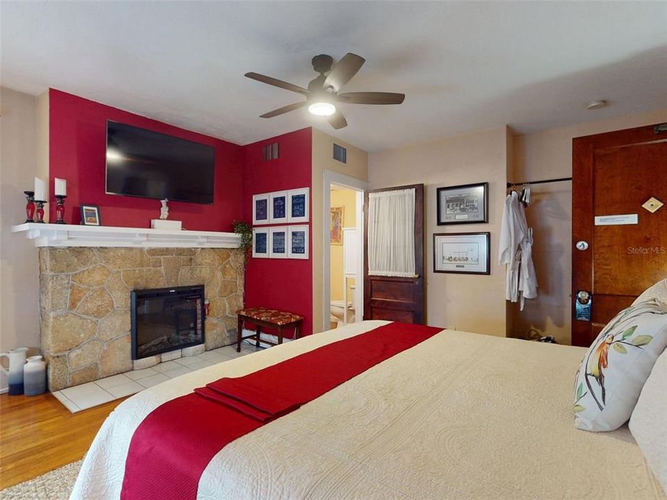 For Sale: $999,000 (6 beds, 6 baths, 2966 Square Feet)