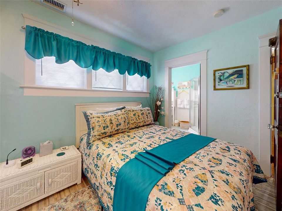 For Sale: $999,000 (6 beds, 6 baths, 2966 Square Feet)