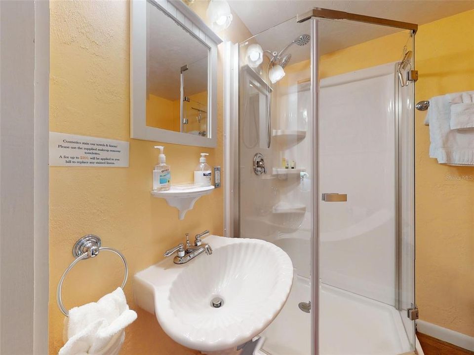 For Sale: $999,000 (6 beds, 6 baths, 2966 Square Feet)