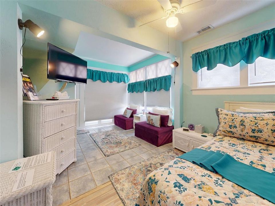 For Sale: $999,000 (6 beds, 6 baths, 2966 Square Feet)