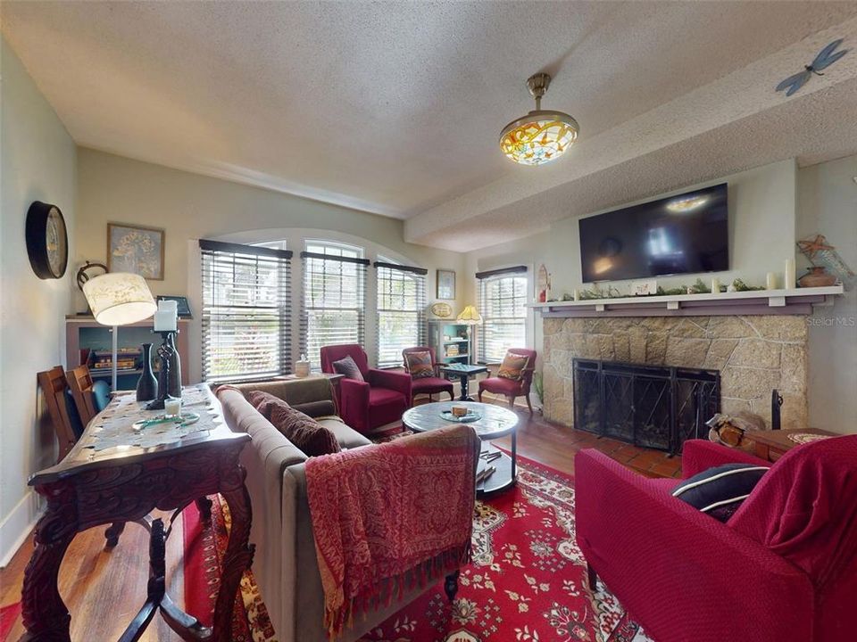 For Sale: $999,000 (6 beds, 6 baths, 2966 Square Feet)