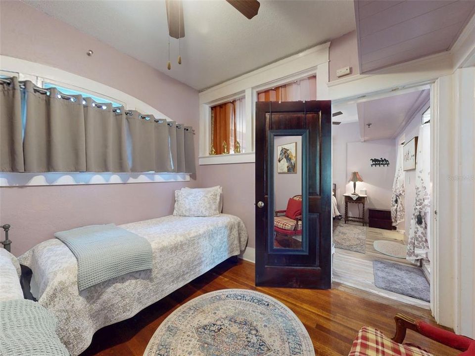 For Sale: $999,000 (6 beds, 6 baths, 2966 Square Feet)