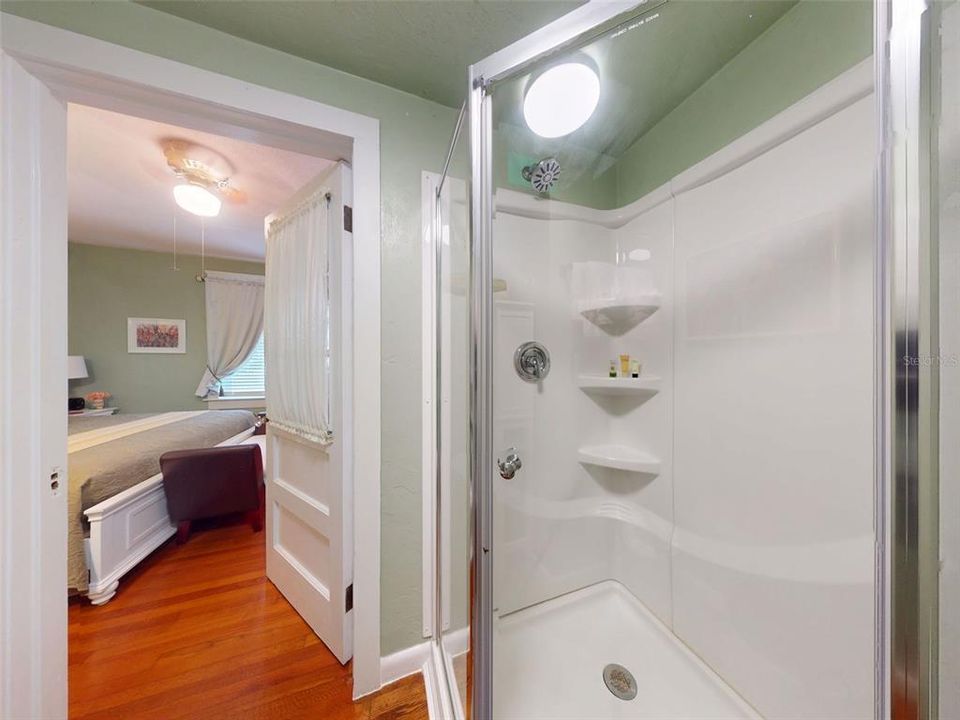 For Sale: $999,000 (6 beds, 6 baths, 2966 Square Feet)