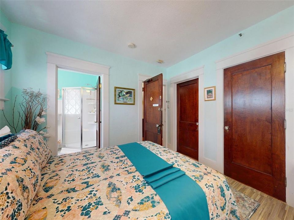 For Sale: $999,000 (6 beds, 6 baths, 2966 Square Feet)