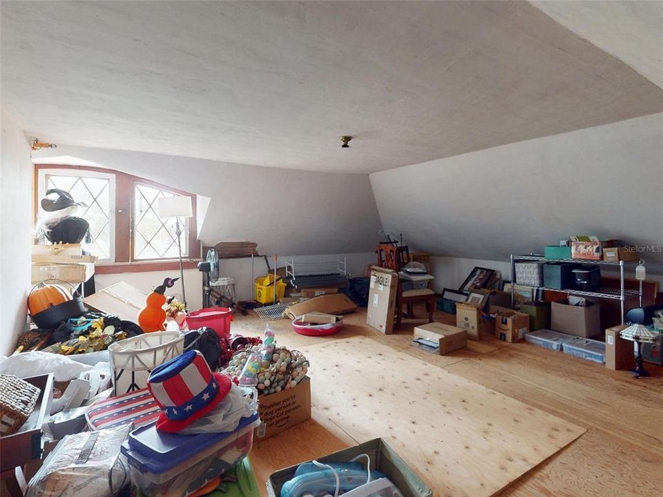 For Sale: $999,000 (6 beds, 6 baths, 2966 Square Feet)