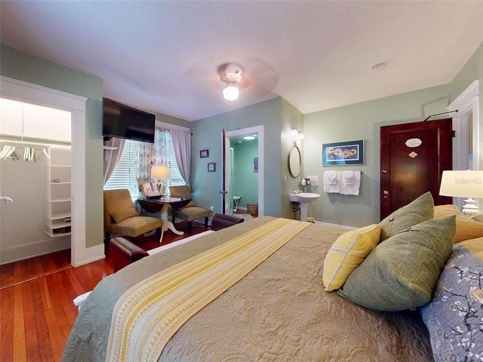 For Sale: $999,000 (6 beds, 6 baths, 2966 Square Feet)