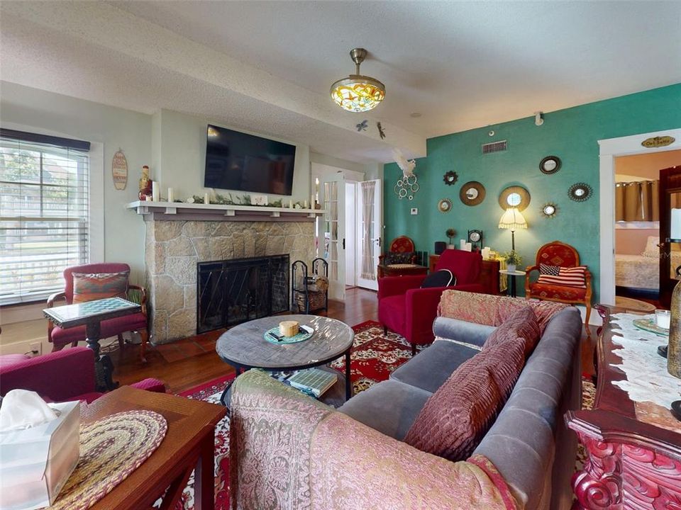 For Sale: $999,000 (6 beds, 6 baths, 2966 Square Feet)