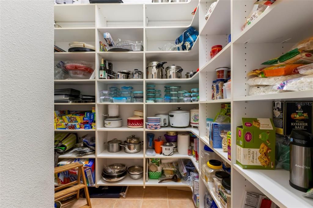 Под контрактом: $1,699,000 (6 спален, 4 ванн, 4488 Квадратных фут)