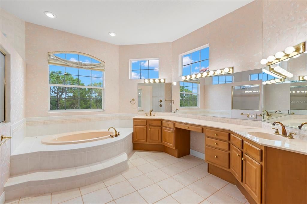 Под контрактом: $1,699,000 (6 спален, 4 ванн, 4488 Квадратных фут)