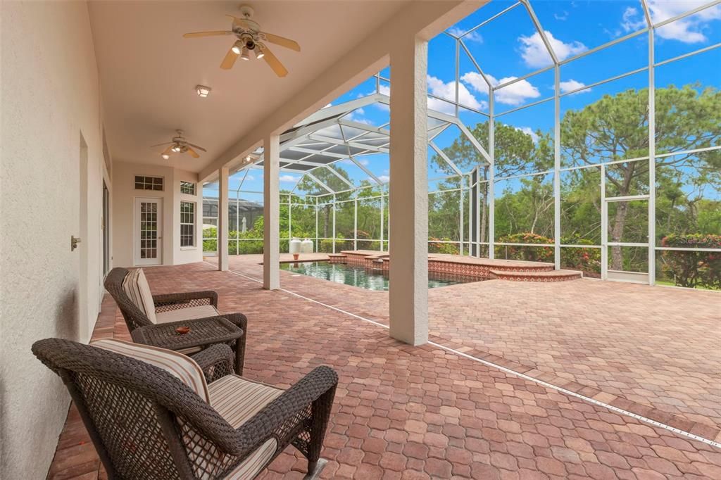 Под контрактом: $1,699,000 (6 спален, 4 ванн, 4488 Квадратных фут)