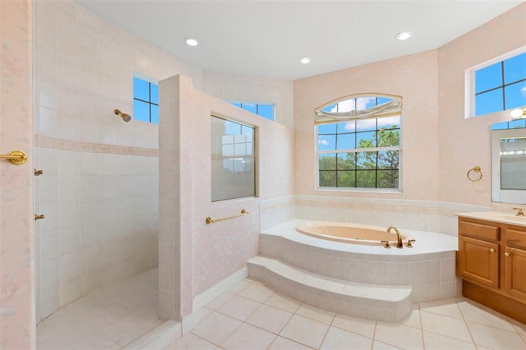 Под контрактом: $1,699,000 (6 спален, 4 ванн, 4488 Квадратных фут)