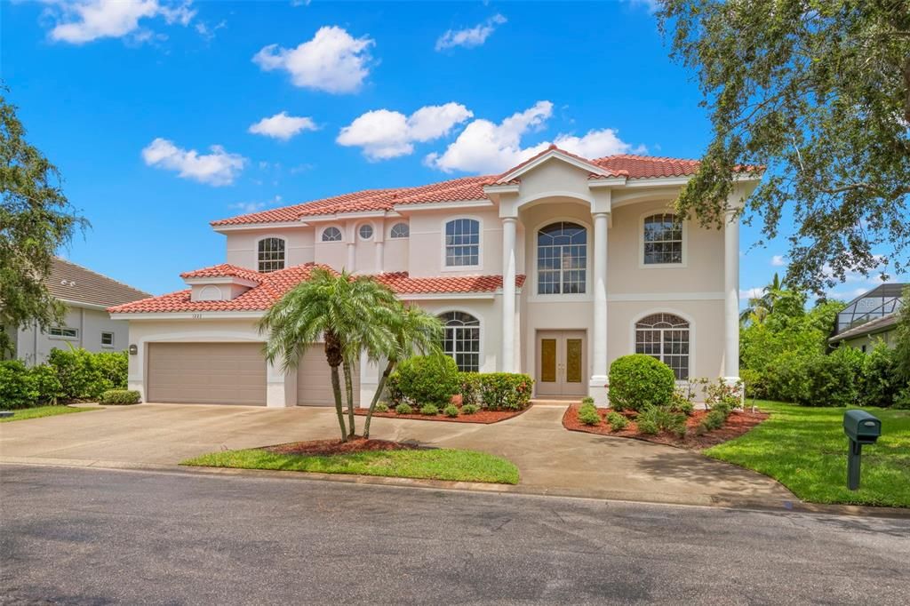 Под контрактом: $1,699,000 (6 спален, 4 ванн, 4488 Квадратных фут)