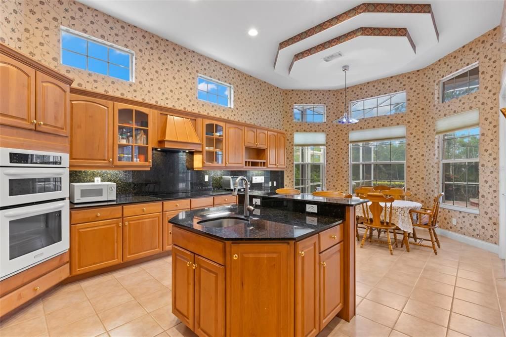 Под контрактом: $1,699,000 (6 спален, 4 ванн, 4488 Квадратных фут)