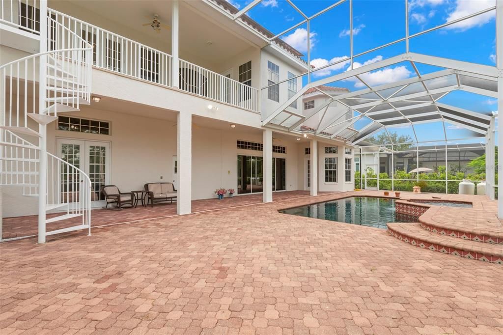 Под контрактом: $1,699,000 (6 спален, 4 ванн, 4488 Квадратных фут)