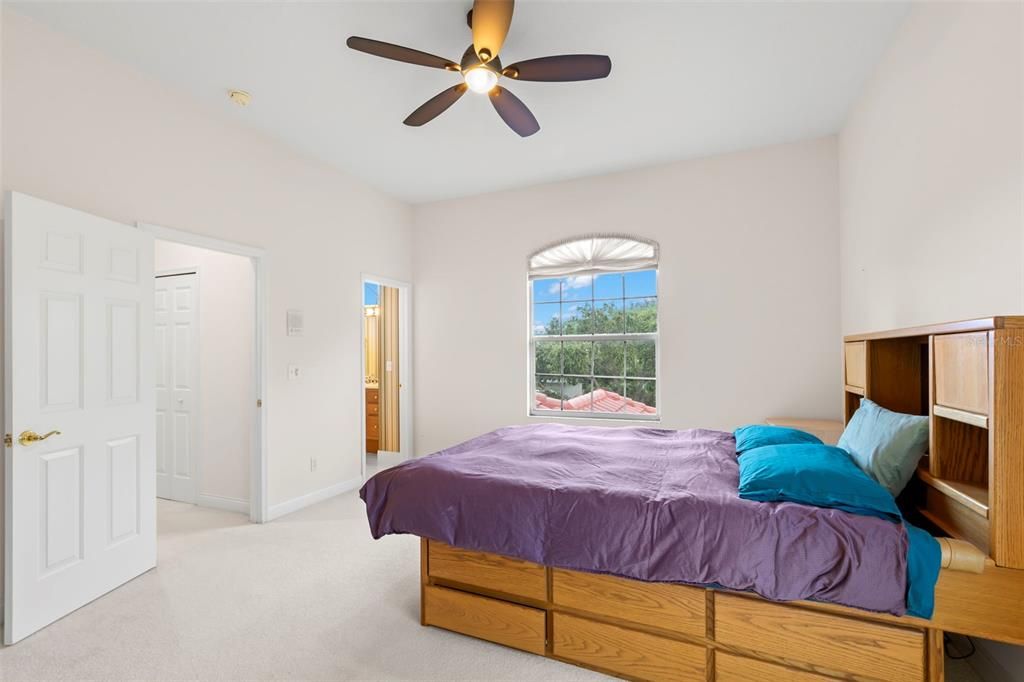 Под контрактом: $1,699,000 (6 спален, 4 ванн, 4488 Квадратных фут)