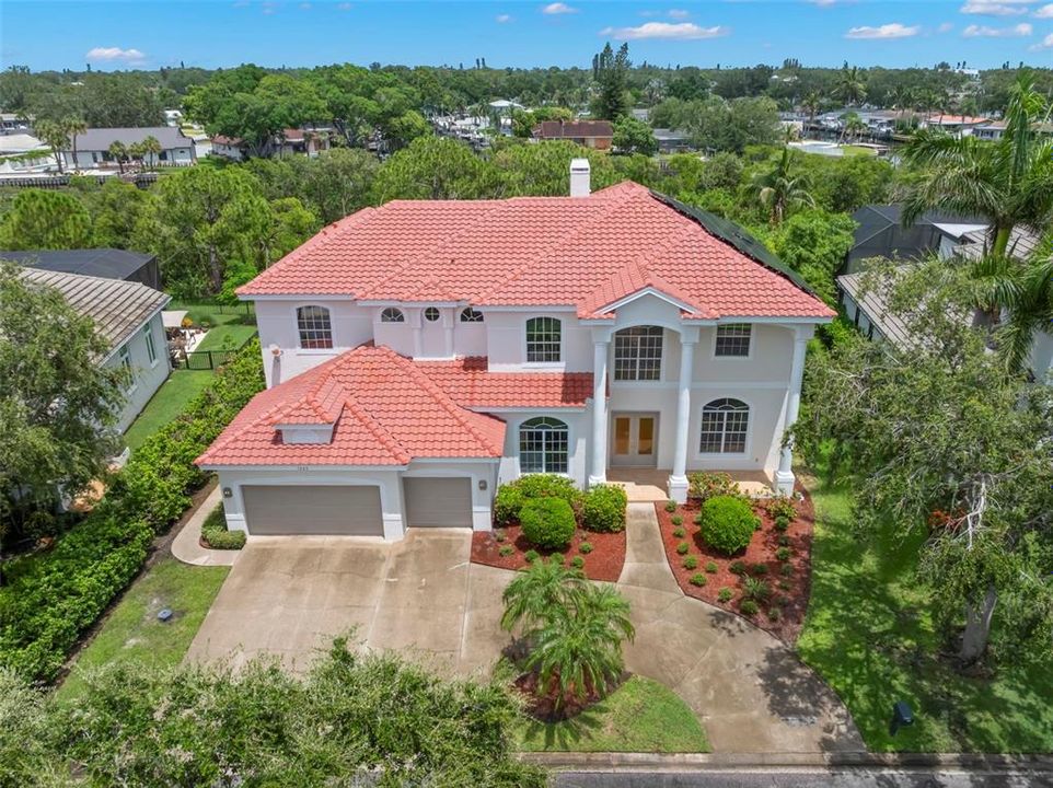 Под контрактом: $1,699,000 (6 спален, 4 ванн, 4488 Квадратных фут)