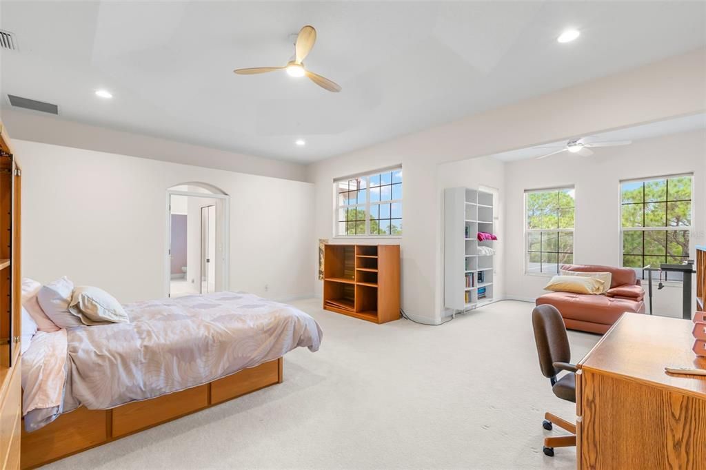 Под контрактом: $1,699,000 (6 спален, 4 ванн, 4488 Квадратных фут)