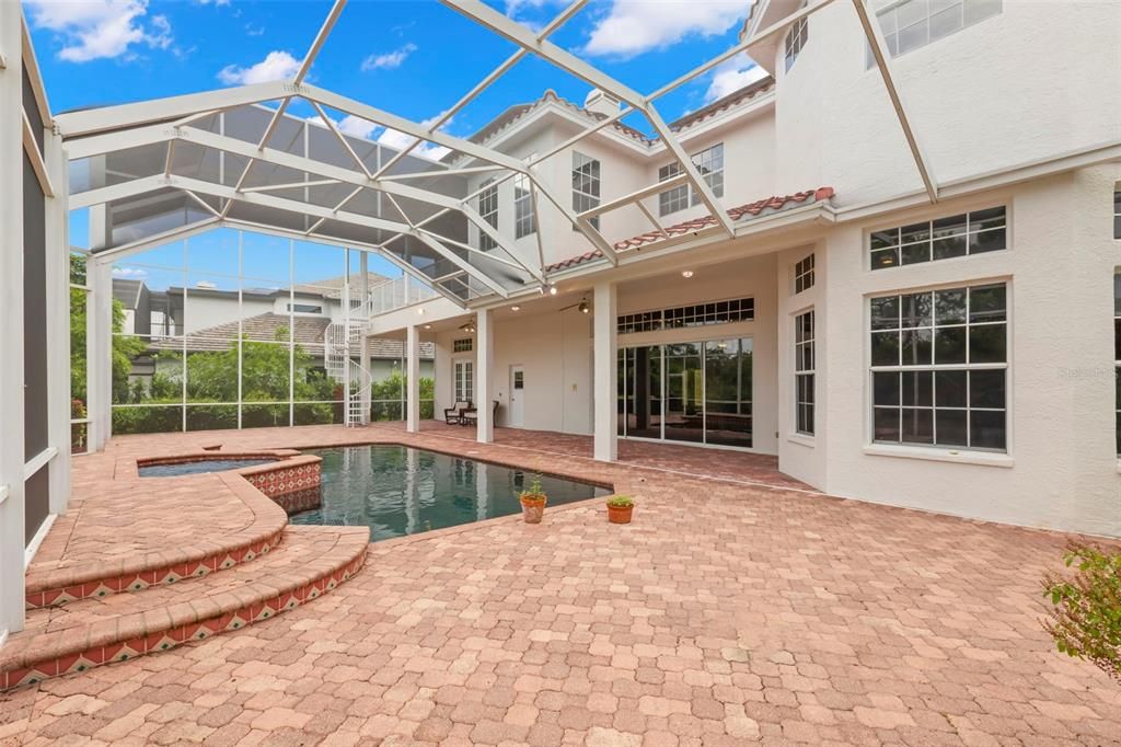 Под контрактом: $1,699,000 (6 спален, 4 ванн, 4488 Квадратных фут)