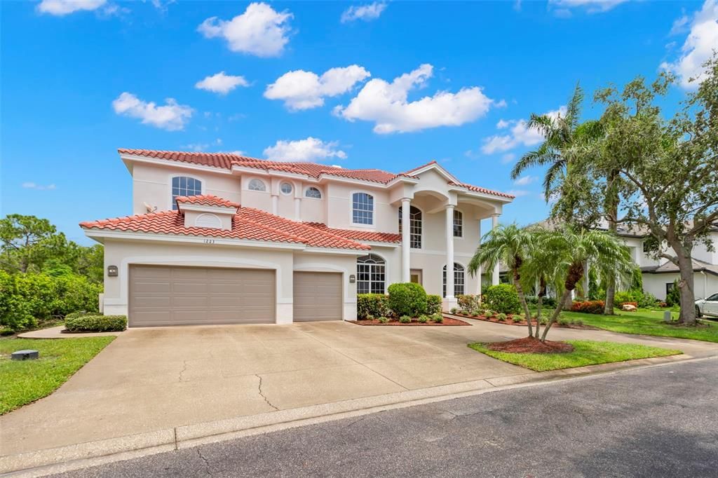 Под контрактом: $1,699,000 (6 спален, 4 ванн, 4488 Квадратных фут)