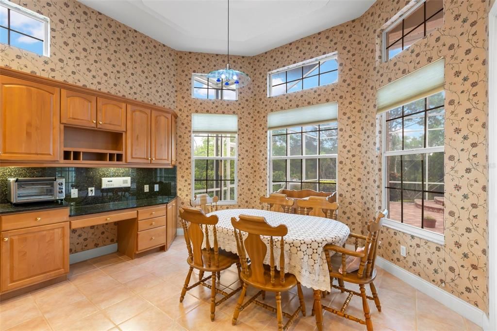 Под контрактом: $1,699,000 (6 спален, 4 ванн, 4488 Квадратных фут)