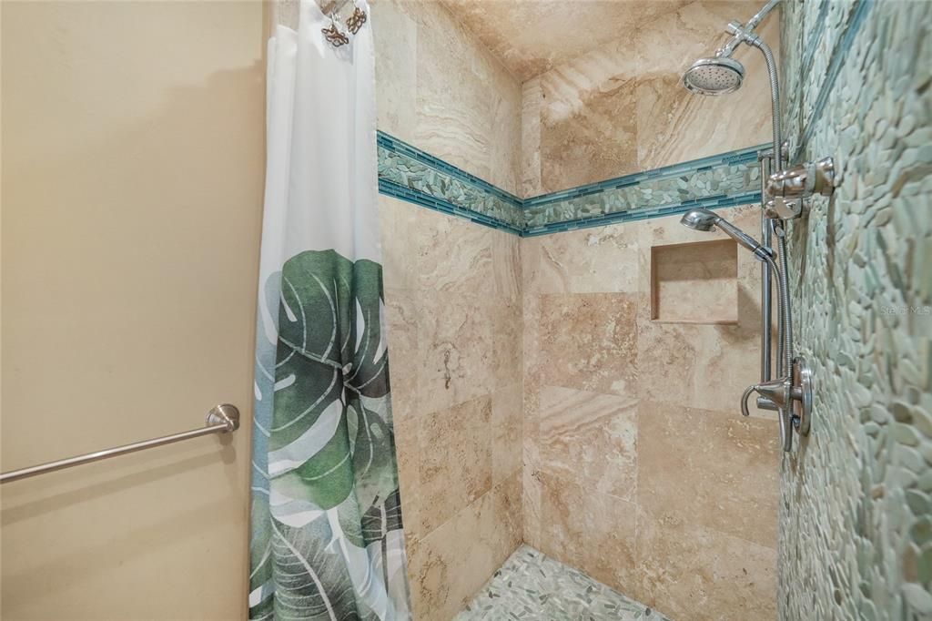 合同活跃: $687,700 (2 贝兹, 2 浴室, 1568 平方英尺)